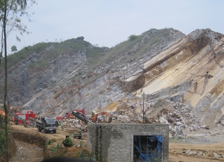 Theo tài liệu của Cơ quan CSĐT, ông Hoàng Thanh Long - Phó trưởng phòng TN - MT huyện Yên Thành đã 2 lần được phân công làm trưởng đoàn trực tiếp kiểm tra hoạt động khai thác khoáng sản trên địa bàn huyện (vào ngày 30/3 và 8/12/2010).  Tuy nhiên, khi kiểm tra mỏ đá tại Lèn Cờ, xã Nam Thành, đoàn đã không không phát hiện và không phản ánh việc khai thác không đảm bảo an toàn của Công ty TNHH Chín Mến (do ông Phan Công Chín (49 tuổi), trú tại xã Nam Thành, huyện Yên Thành làm chủ mỏ).  Tiếp đến, ngày 21/2/2010, ông Long đã tham mưu cho UBND huyện ban hành Công văn số 273/UBND gửi Sở TN-MT, UBND tỉnh Nghệ An đề nghị gia hạn cấp giấy phép khai thác khoáng sản cho Công ty Chín Mến. Trong công văn trên có ghi: "Qua kiểm tra thực tế hơn 2 năm, Công ty đã thực hiện khai thác tài nguyên đúng theo báo cáo khả thi, thiết kế mỏ được phân định".  Theo kết quả này thì ông Long, với vai trò là Phó phòng TN-MT huyện đã tham mưu cho UBND huyện ký một văn bản không đúng với thực tế, tạo lập hồ sơ không đúng thực tế để Sở TN-MT Nghệ An làm căn cứ tham mưu cho UBND tỉnh cấp giấy phép gia hạn khai thác khoáng sản cho công ty Chín Mến, để rồi sau đó xảy ra vụ tai nạn thương tâm ngày 1/4/2011.  "Còn người khác sai, sao lại vô tội"?  Sau khi có kết luận của CQĐT, ông Long đã có đơn kiến nghị gửi các cơ quan chức năng đề nghị được xem xét để giảm nhẹ tội trạng. Lý do ông này đưa ra là liên quan sự việc trên còn có cá nhân liên đới nhưng vẫn "vô tội" là không thỏa đáng.  Thêm vào đó, trước khi đoàn kiểm tra của huyện làm việc thì đoàn kiểm tra liên ngành của tỉnh cũng đã về kiểm tra tại mỏ này và khẳng định sự an toàn, mỏ đá vẫn hoạt động bình thường nhưng lại không được ngành chức năng điều tra xem xét đúng sai.  Trao đổi với VnMedia, ông Hoàng Thanh Long cho biết: "Ngày 21/4/2010, đại diện công ty TNHH Chín Mến gặp ông Nguyễn Đức Thiện - Trưởng phòng TN-MT huyện đề nghị kiểm tra hồ sơ. Ông Thiện đã giao cho ông Nguyễn Hoàng Phúc, cán bộ chuyên viên phòng tiếp nhận hồ sơ kiểm tra nội dung trình tôi ( Long - PV) ký nháy theo ủy quyền của Trưởng phong TN-MT huyện. Nếu nội dung tờ trình có sai với thực tế dẫn đến việc cấp phép sai như kết luận của CQĐT thì những người liên quan tham mưu tờ trình đều phải chịu trách nhiệm trong vụ việc này".  Liên quan đến vụ sập đá Lèn Cờ, trước đó,  ông Phan Công Chín cũng  bị khởi tố và bắt tạm giam về tội “Vi phạm quy định về an toàn lao động gây hậu quả nghiêm trọng”.