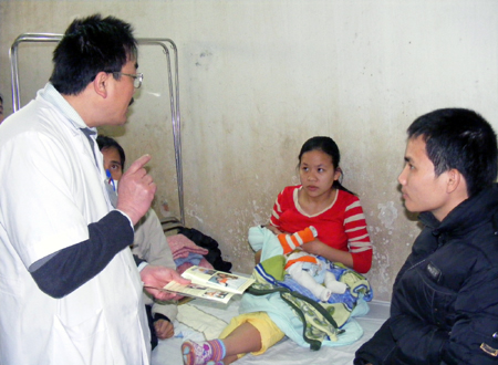 Bác sỹ BV Nhi Nghệ An bảo trường hợp bé con bị khoèo chân phải điều trị ít nhất 4 năm.