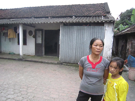 Có 3 con trai đi XKLĐ, nhưng bà Trần Thị Lựu vẫn phải sống trong ngôi nhà xập xệ cùng món nợ 500 triệu đồng.