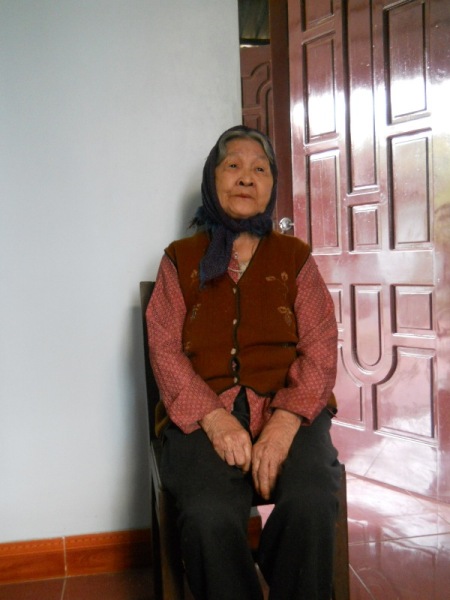 Bà Nguyễn Thị Khuy (vợ ông Đúc) kể lại thời vắng bóng chồng.    Ảnh: Lê Tập