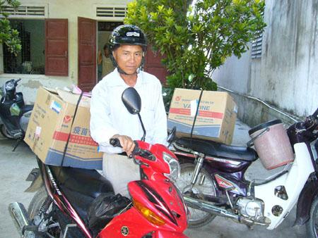 Nông dân xã Mai Hùng nhận thuốc phòng H5N1 tại Trạm Thú y Quỳnh Lưu