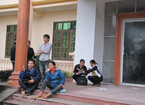 Nhiều giáo viên mầm non cơm đùm cơm nắm vào thành phố Vinh để xin bảng điểm. Ảnh: Nguyên Khoa