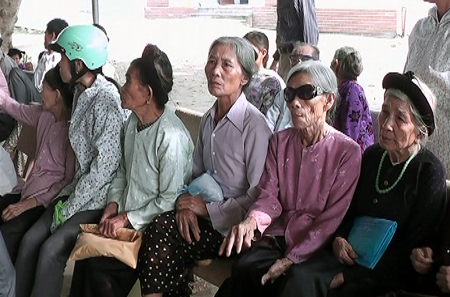 Các cụ già đang chờ khám tại BVĐK huyện lúa Yên Thành.