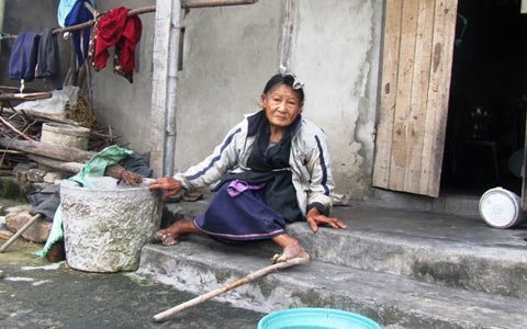 Bà ngoại Thông 83 tuổi, bị bại liệt, cụ sống 1 mình trong gian nhà tồi tàn
