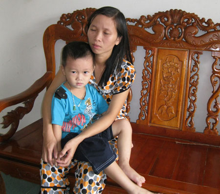 Cô giáo Nguyễn Thị Ngân ôm con khóc vì thuyên chuyển đi trường xa