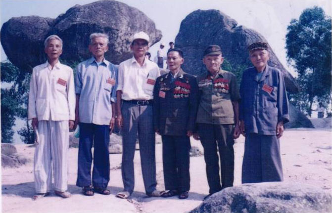 Chu Cấp  (thứ 3, trái sang) với các bạn tù ở căn cứ R