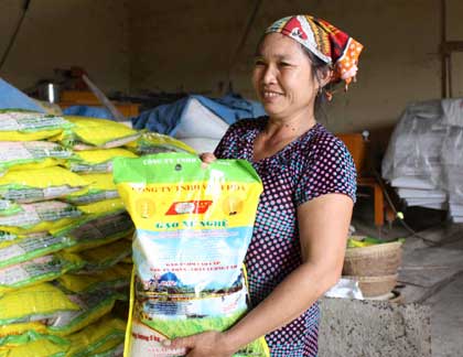 Vợ "Hai lúa" - chị Phan Thị Loan đang giới thiệu sản phẩm gạo xứ Nghệ