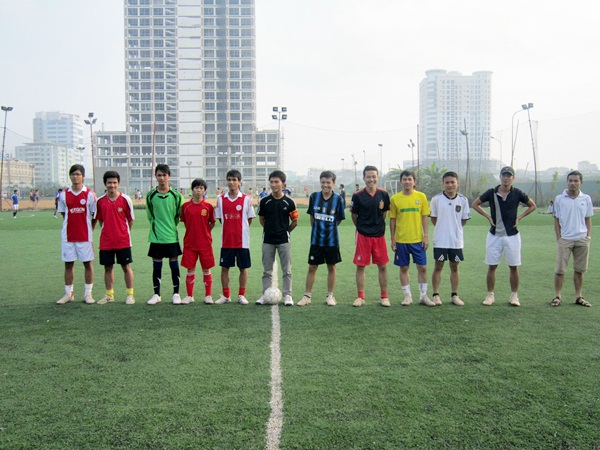 Đội Sinh viên TN Yên Thành và đội FC Mã Thành ra sân thi đấu.
