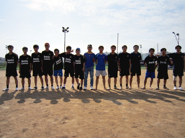 Đội bóng cựu HS Khóa 04-07 và Cựu HS  khóa 08-11 chuẩn bị thi đấu.