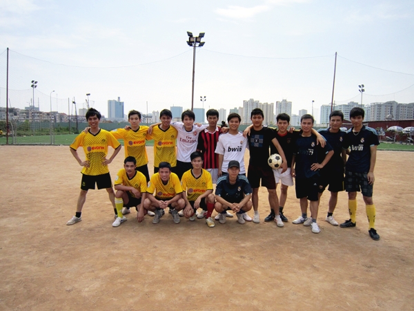 Đội Cựu HS khóa 06-09 và Cựi HS khóa 05-08 chuẩn bị thi đấu.