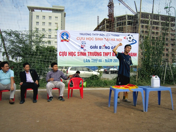 Cầu thủ Trần Đình Tài, đại diện các cầu thủ, phát biểu tuyên thệ trước giải đấu.