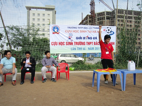 Anh Nguyễn Duy Toàn đại diện tổ trọng tài phát biểu tuyên thệ.