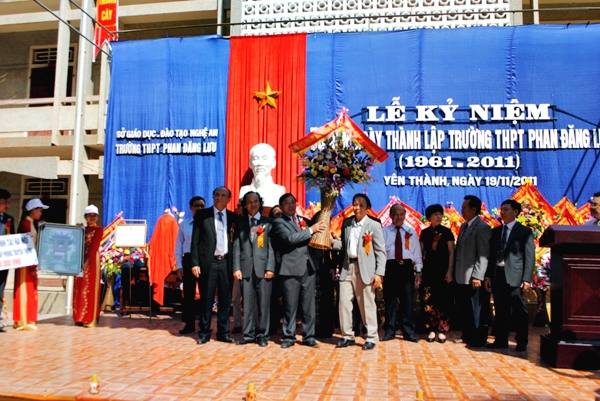 Đại diện Ban Liên lạc (Ông Phan Thạc và Ông Nguyễn Văn Hồng cựu HS khóa 1 và 2) tặng hoa chúc mừng Ban Giám hiệu nhà trường và các thầy giáo, cô giáo nhân ngày nhà giáo Việt nam 20/11
