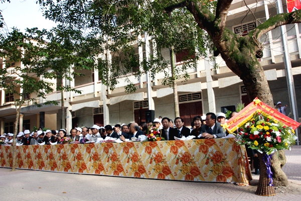 Các quan chức về dự lễ mít tinh kỷ niệm 50 năm trường PĐL