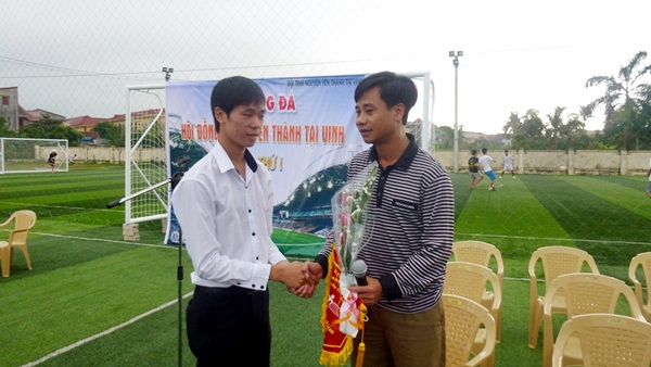 Đ/C Phan Văn Tài tặng cờ và hoa cho đại diện nhà tài trợ