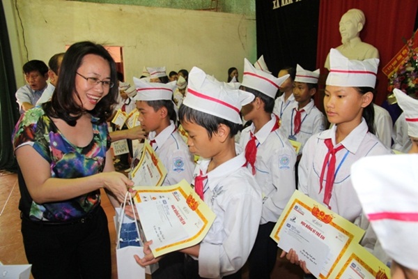 Bà: Thái Thị Sơn đại diện cho Công ty sữa TH True milk trao quà cho các em.