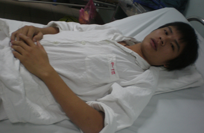  Em Kiện hiện đang nằm điều trị chờ phẫu thuật tim tại BV Việt Đức. (Ảnh: Anh Thế)