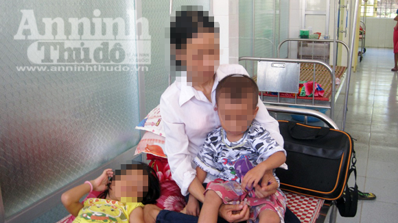 Chị Phạm Thị Hoa và các con đang điều trị tại bệnh viện