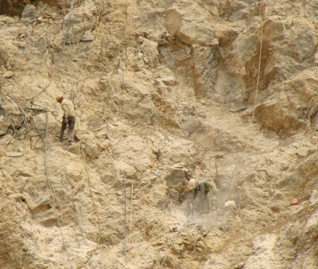 Những người thợ khoan đá cheo leo trên vách núi dựng đứng chỉ với 1 dây bảo hộ