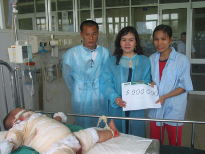 Cầu thủ Thành Lương và bà Phan Thị Bích Hằng ủng hộ 2 mẹ con chị Lan 3 triệu đồng vượt qua tai nạn không may