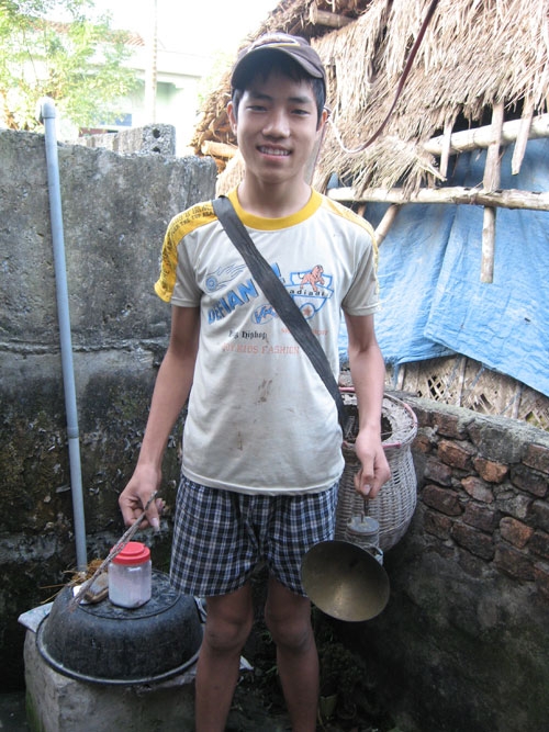 Nhiều trẻ em làng Xuân Tiêu cũng làm nghề săn rắn độc