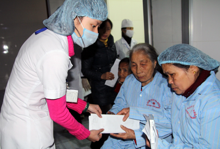 Đội y tá BVĐK huyện Yên Thành tận tình với các cụ trong ngày đến khám bệnh.