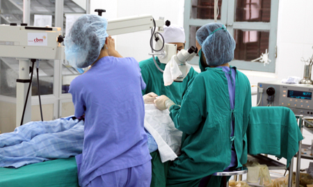 BS Thanh cùng đoàn thực hiện phẫu thuật mắt miễn phí tại BVĐK huyện Yên Thành. 