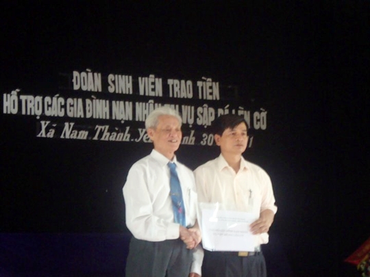 Bác Phan Tất Trung, Phó ban liên lạc HĐH Yên Thành tại Hà Nội trao số tiền 2 triệu đồng cho UBND xã Nam Thành góp phần khắc phục khó khăn sau thảm họa.
