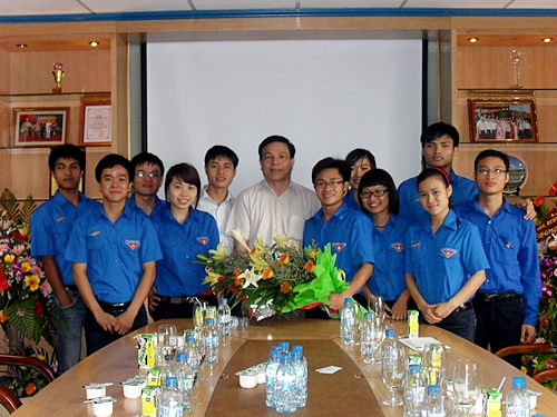 Đội SV tình nguyện YT tại HN chụp ảnh kỷ niệm cùng bác Quý