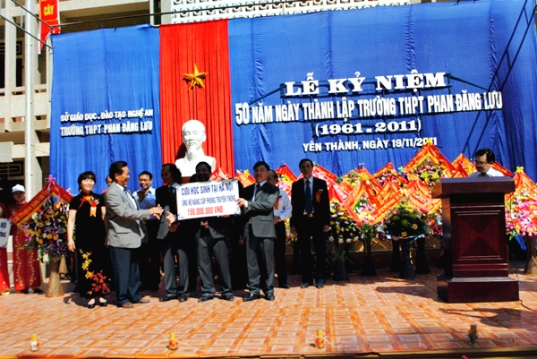 Đại diện Ban Liên lạc (Ông Nguyễn Xương,cựu HS khóa 3 và Bà Nguyễn hồng Loan,cựu HS khóa 11) trao 150 triệu đồng ủng hộ trường xây phòng truyền thống.