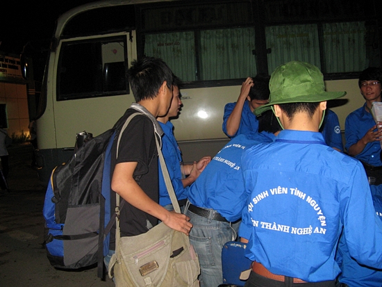 Từ 4 giờ sáng đội SVTN Yên Thành đã có mặt tại bến xe Nước Ngầm để “tiếp sức”