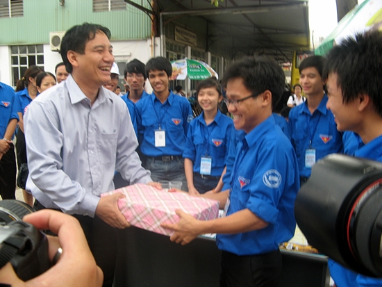 Đ/c Nguyễn Đắc Vinh - Bí thư TƯ Đoàn , chủ tịch hội sinh viên VN đến thăm đội tình nguyện. 
