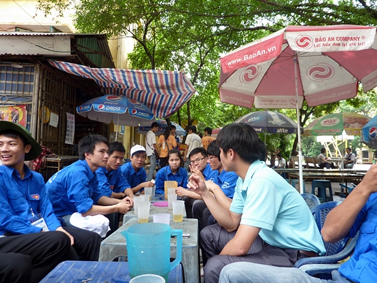 Đ/c Nguyễn Hữu Qúy, ban liên lạc đồng hương huyện góp ý,trao đổi với đội SVTN tình nguyện. 