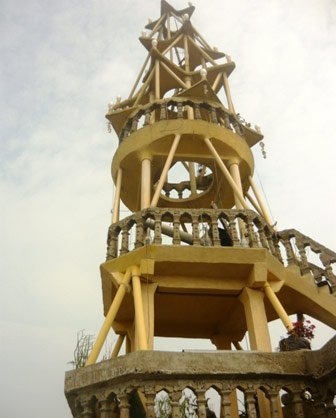 Ngọn “tháp” cao 5 tầng phía trên, trước đây vẫn được chủ nhân thắp sáng trưng vào ban đêm.