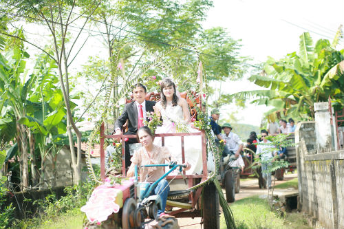 Đám cưới rước dâu bằng xe công nông tự chế đang gây xôn xao trên mạng và người dân xứ Nghệ.