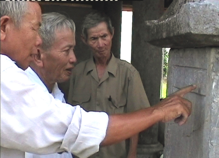 Các cụ cao niên trong làng chỉ rõ trên bia đá ghi rõ lịch sử Đình Sừng.