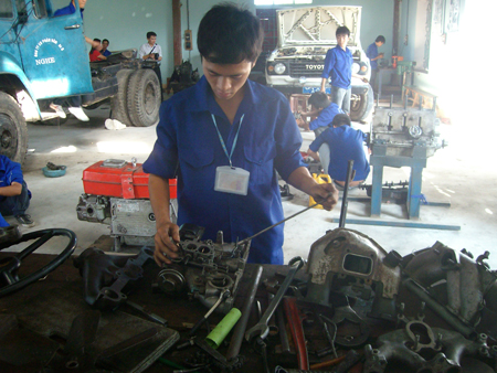 Giờ thực hành trong một lớp dạy nghề sửa chữa ô tô tại Nghệ An.