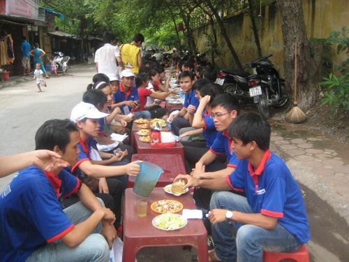 Bưa cơm sum họp của đội tình nguyện huyện Yên Thành