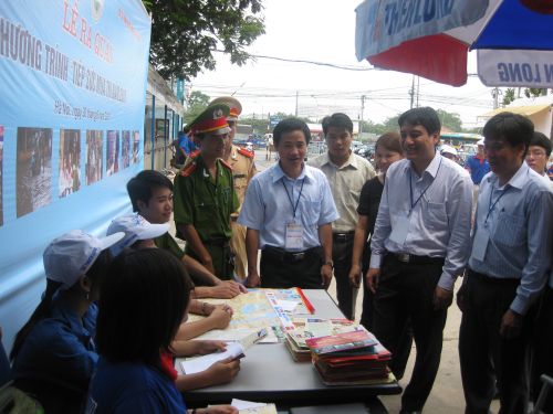 Đc Nguyễn Đắc Vinh -, Đc Trần Anh Tuấn - Trưởng ban trường học, phó chủ tịch hội SVVN thăm, động viên đội tình nguyện
