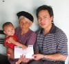 Quà bạn đọc đến với bố con anh Lê Văn Truyền và anh Nguyễn Văn Chiến 